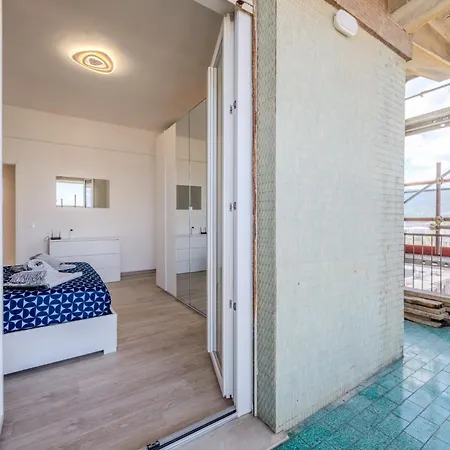 Attico Vista Mare - Free Wifi & Ac - 1 Minuto Apartamento *